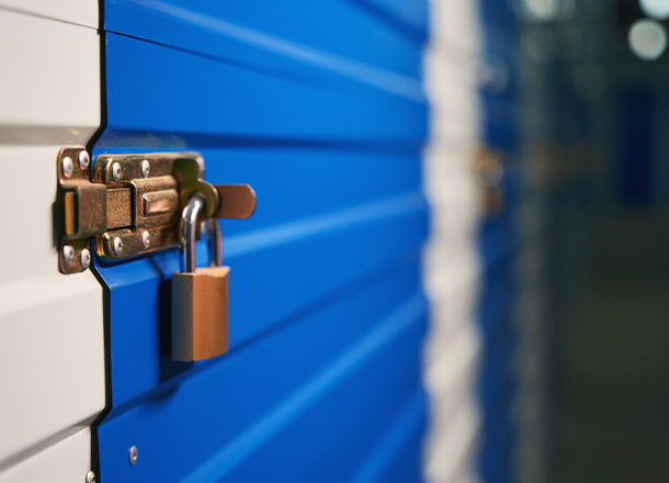 yellow box icon on a blue background representing packaging solutions for three-dimensional items